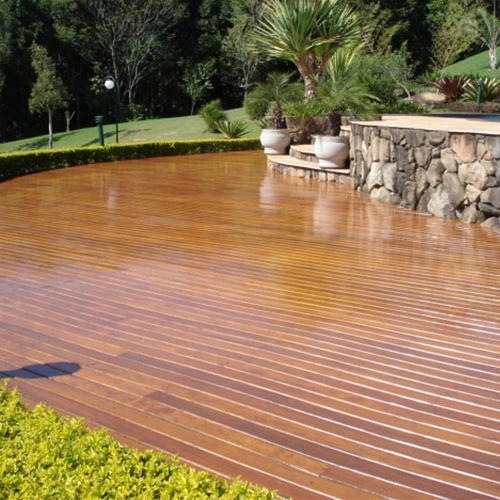 Deck de madeira em área externa