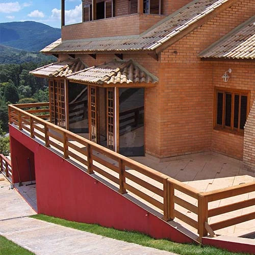 Porta de madeira maciça instalada